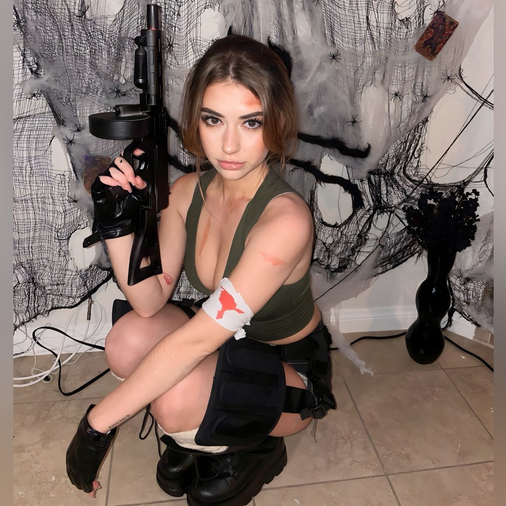 Lara Croft Halloween costume - toy gun, harness & gloves included